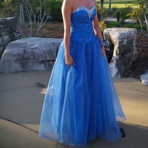 Selling my favorite prom dress!It’s a corset back and fits sizes 0-4! Royal blue
